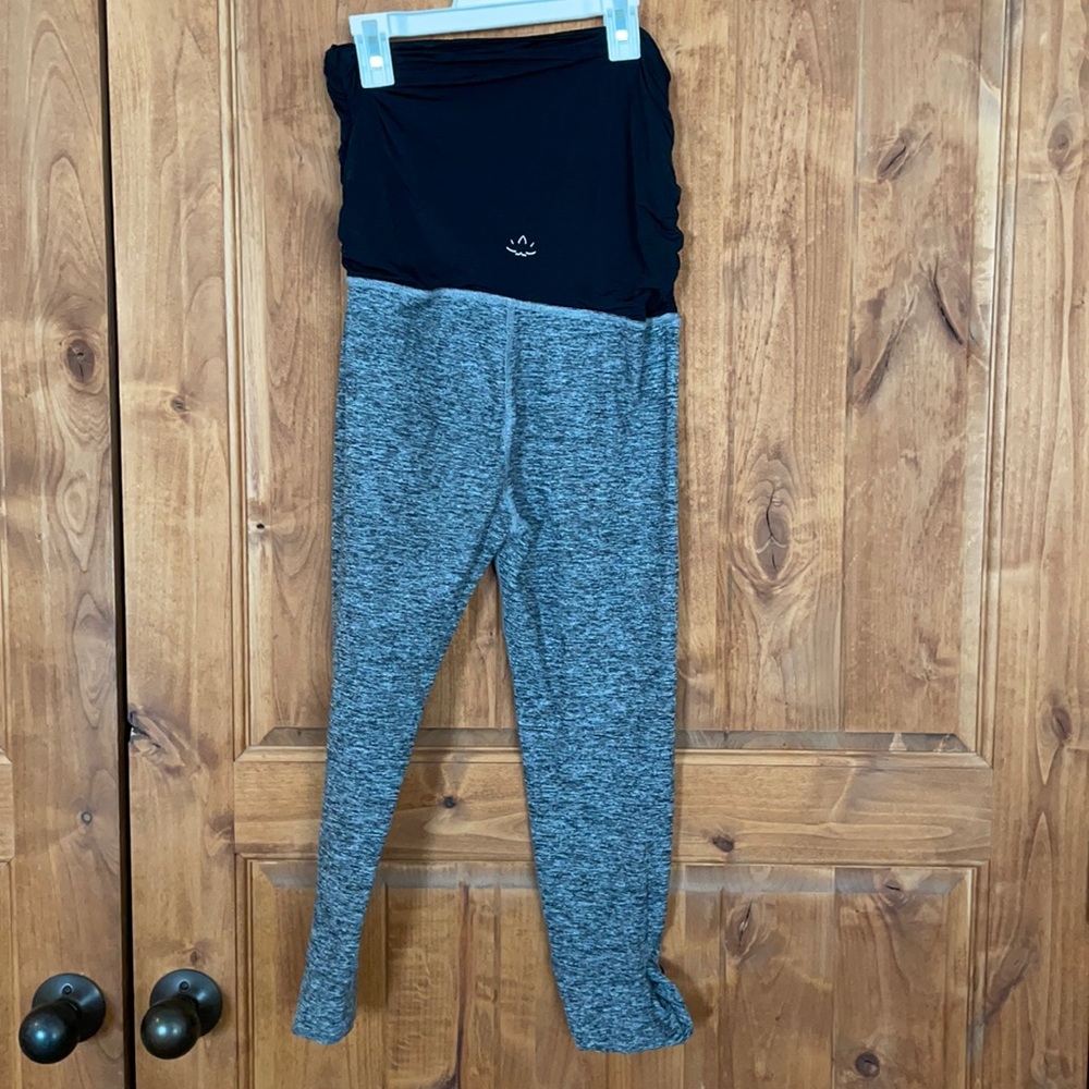 Beyond the Bump leggings Medium